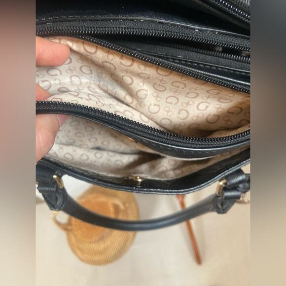 3 Guess Purse Bundle – Handbag, Quilted Crossbody & White Wristlet - Picture 13 of 13